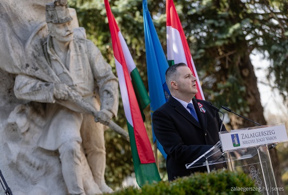 Ünnepség a Csány téren